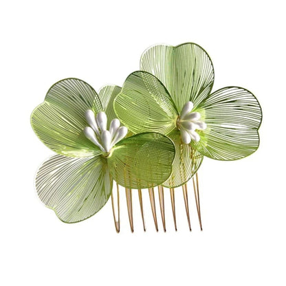 Grüner Haarkamm mit Blumen-Design, goldene Zinken, elegantes Accessoire für Hochzeiten.