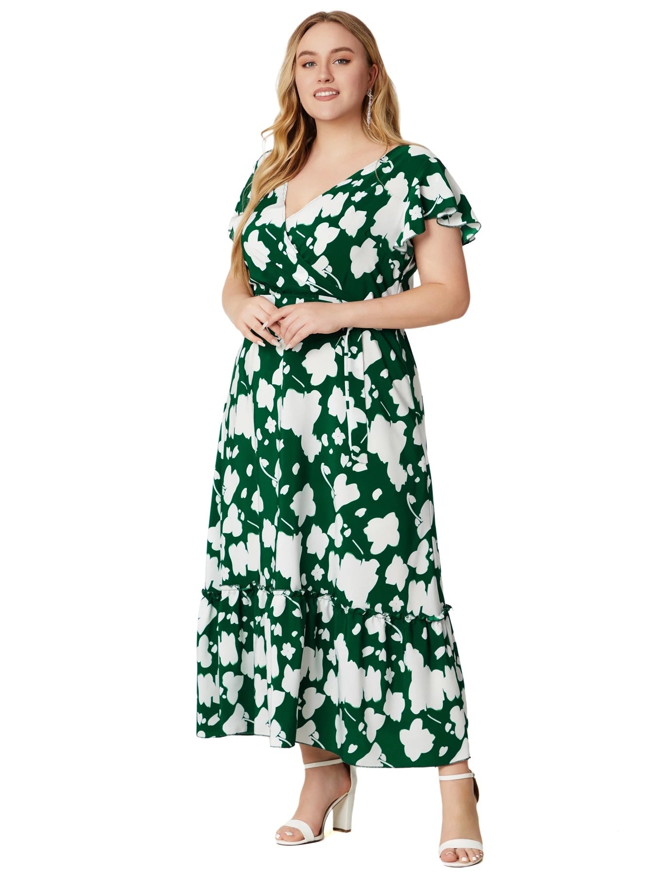 Frau in grün-weißem Blumenkleid, V-Ausschnitt, Rüschenärmeln, Sommermode, Plus-Size.