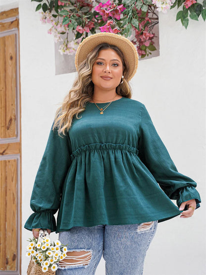 Frau in grüner Bluse und Jeans, Strohhut, Blumenstrauß, lächelnd, draußen, Sommermode.