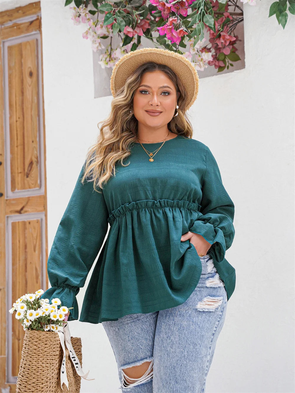 Frau in grünem Blusentop, Strohhut, zerrissene Jeans, hält Korb mit Gänseblümchen, Sommermode.