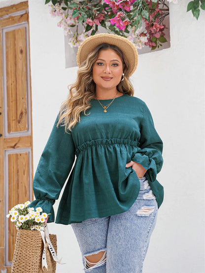 Frau in grünem Blusentop, Strohhut, zerrissene Jeans, hält Korb mit Gänseblümchen, Sommermode.