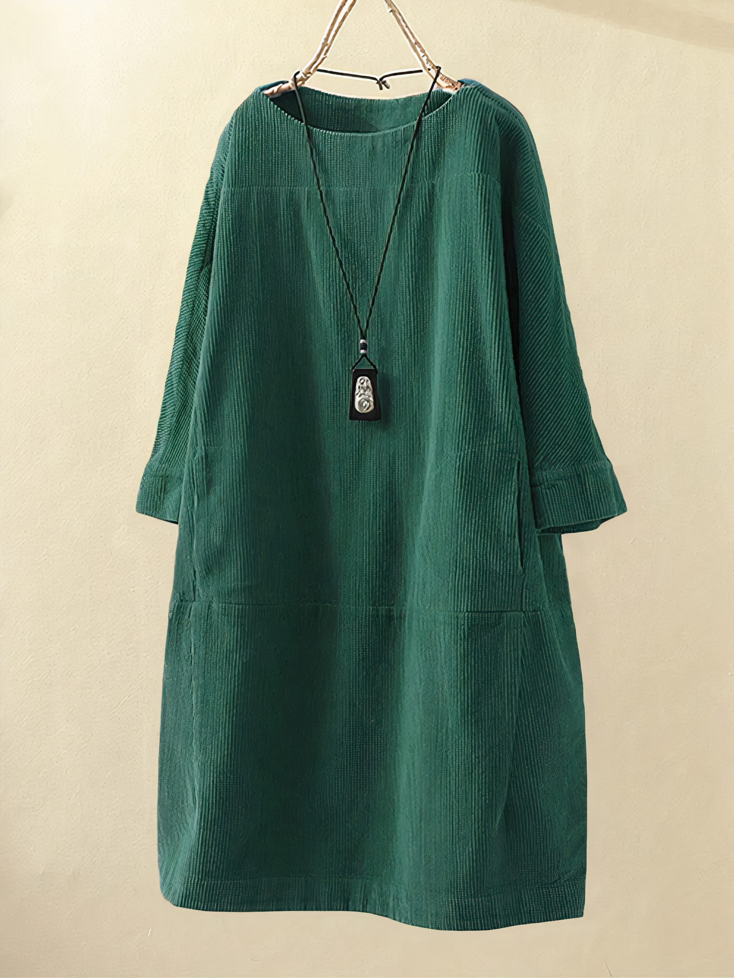 Grünes Cordkleid mit langen Ärmeln, lässiger Stil, Damenmode, Herbstkleidung.