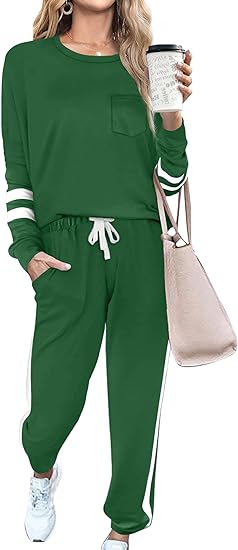 Frau in grünem Jogginganzug mit Kaffeetasse und Tasche, Freizeitmode, bequem, sportlich.