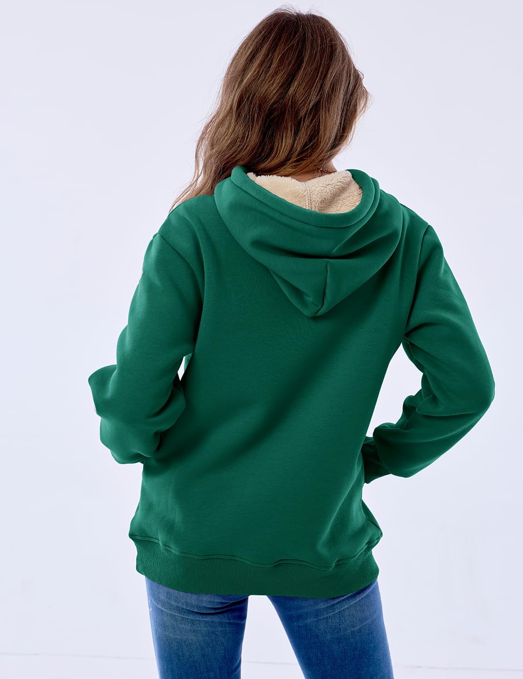 Frau in grüner Kapuzenpullover aus Baumwolle, Rückansicht, lässige Mode, Damenbekleidung.