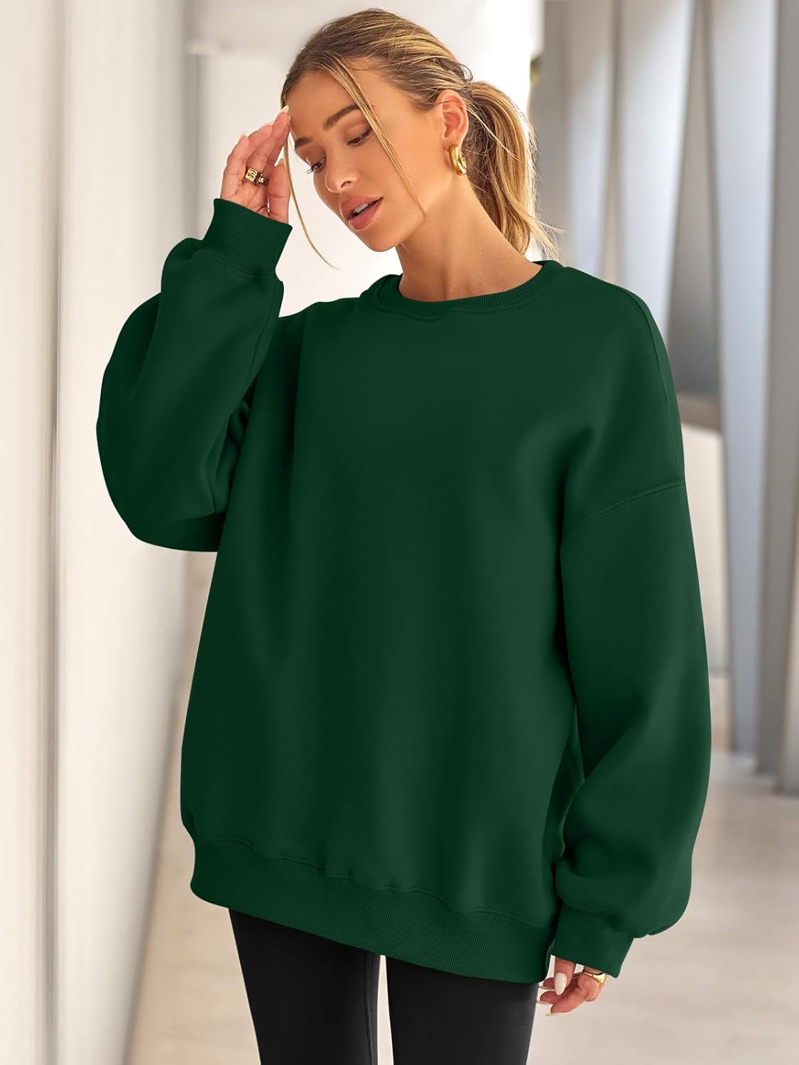 Frau in grünem Oversize-Pullover, lässiger Stil, modische Damenbekleidung, Herbstmode.