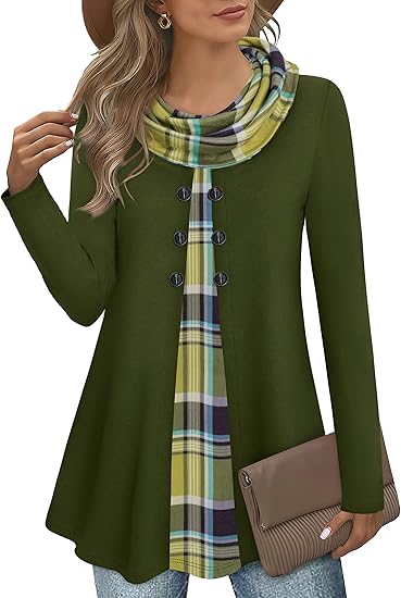 Frau in grünem Langarmshirt mit Karomuster, Hut und Clutch, modisch, elegant, Herbstmode.