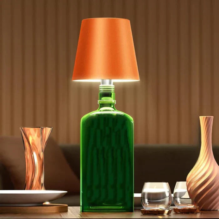 Grüne Flaschenlampe mit orangefarbenem Schirm, modernes Design, Wohnzimmerdekoration.