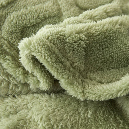 Grüne flauschige Decke aus Mikrofaser, weiche Textur, gemütlich, ideal für Wohnzimmer.