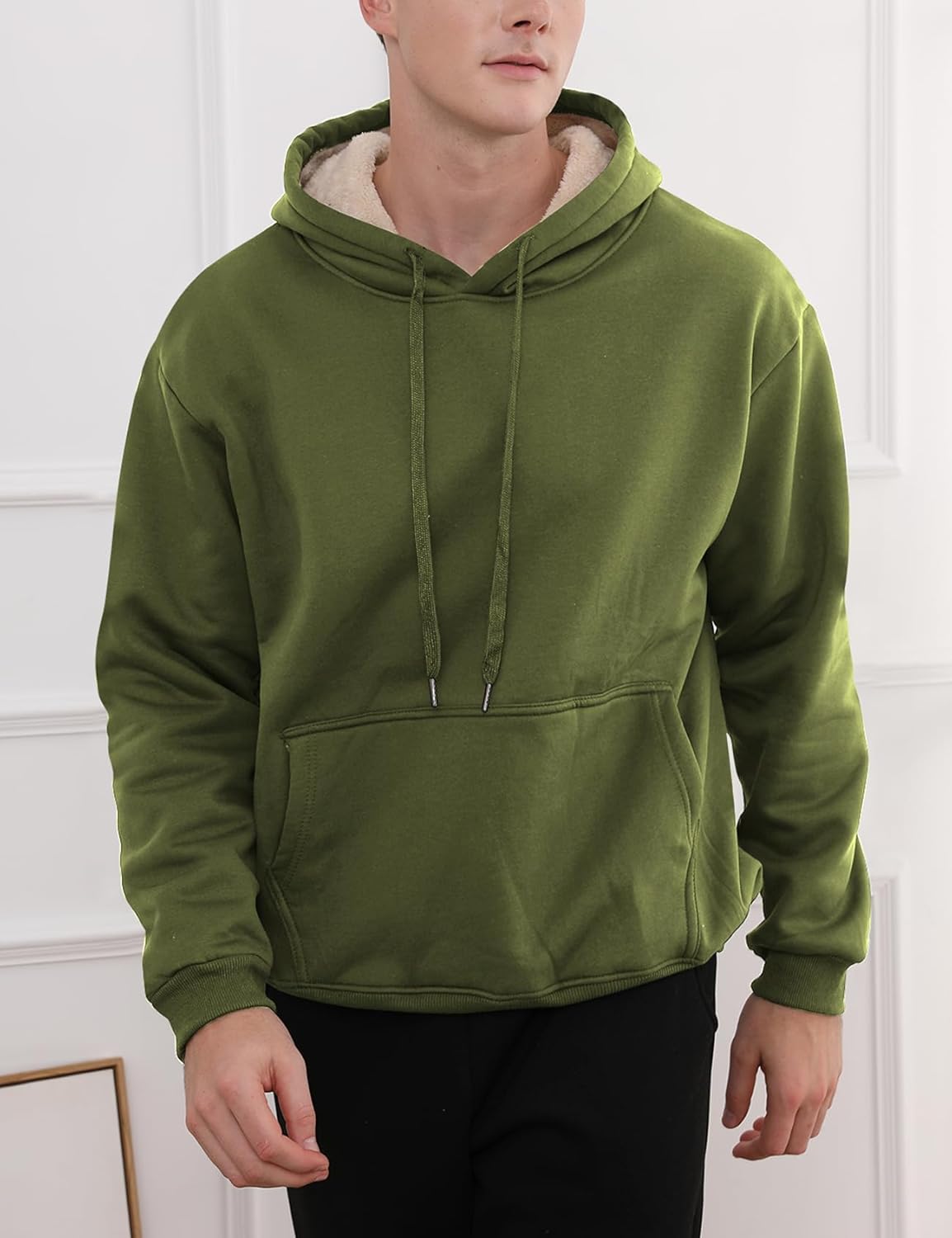 Grüne Herren-Kapuzenpullover mit Kängurutasche, warmes Fleece-Futter, lässige Mode.
