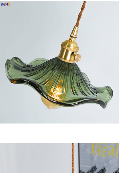 Grüne Glas-Pendelleuchte mit Messingfassung, Vintage-Design, Wohnzimmerbeleuchtung.