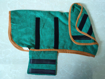 Grünes Mikrofaser-Handtuch mit Klettverschluss, ideal für Fitness und Sport.