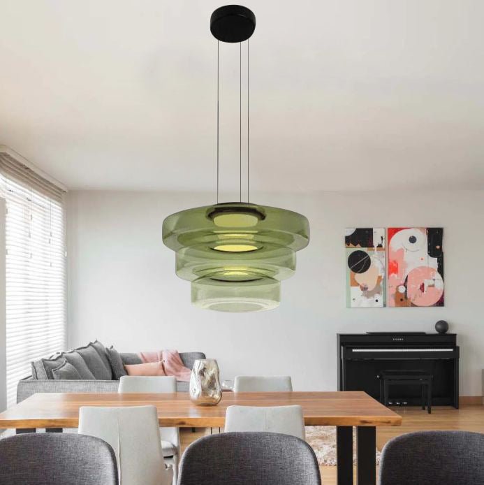 Moderne grüne Glas-Pendelleuchte über Esstisch im Wohnzimmer, stilvolle Inneneinrichtung.