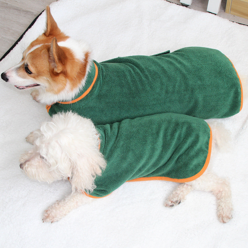 Zwei Hunde in grünen Bademänteln auf weißem Teppich, Corgi und Pudel, Haustierpflege.