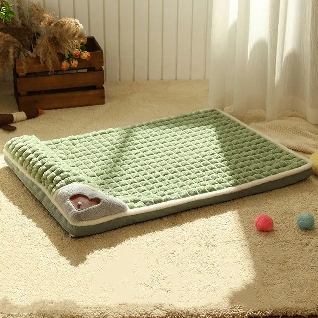 Grüne Haustiermatte aus weichem Material, ideal für Hunde und Katzen, auf beigem Teppich.