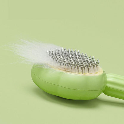 Grüne Haustierbürste mit Metallborsten und Fell, ideal für Hunde- und Katzenpflege.