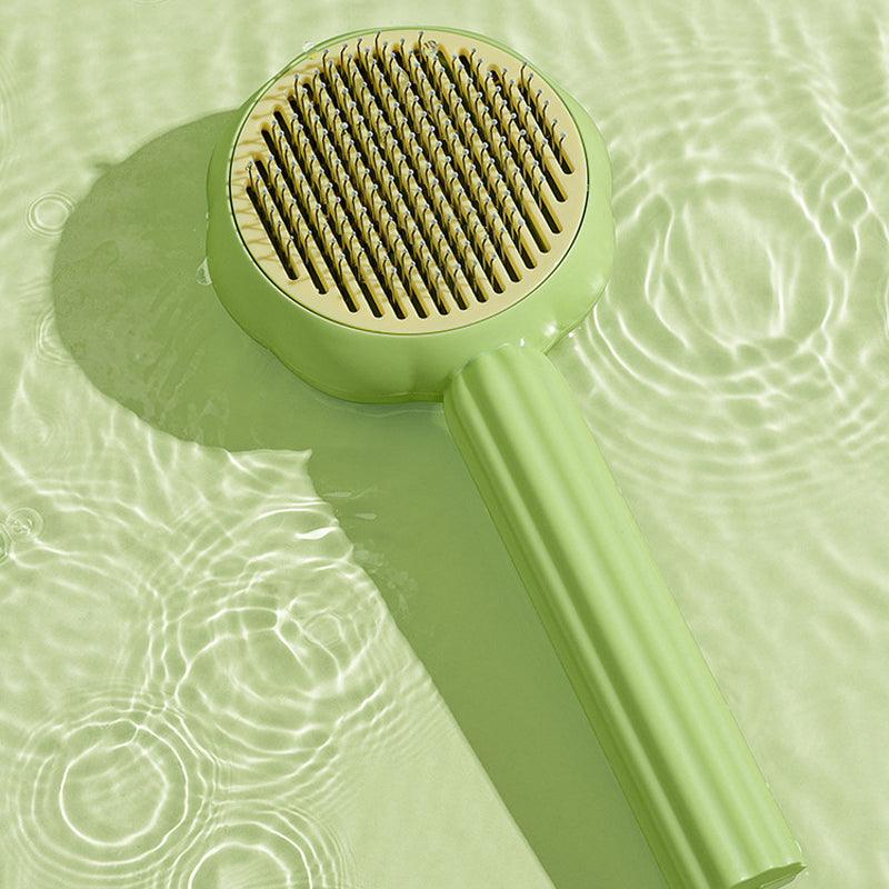 Grüner Silikon-Hundebürste mit ergonomischem Griff schwimmt im Wasser.