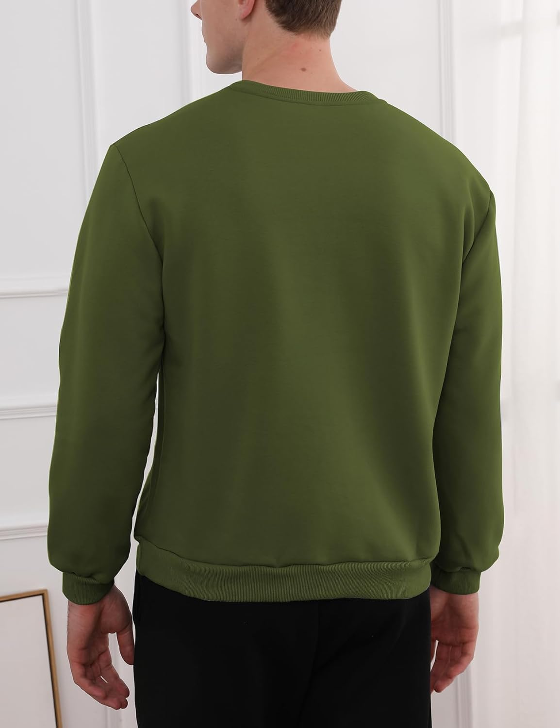 Mann in olivgrünem Sweatshirt aus Baumwolle, Rückansicht, lässige Mode, Herrenbekleidung.