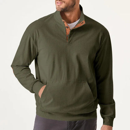 Grüner Herrenpullover mit Stehkragen, Knopfleiste und Kängurutasche aus Baumwolle.