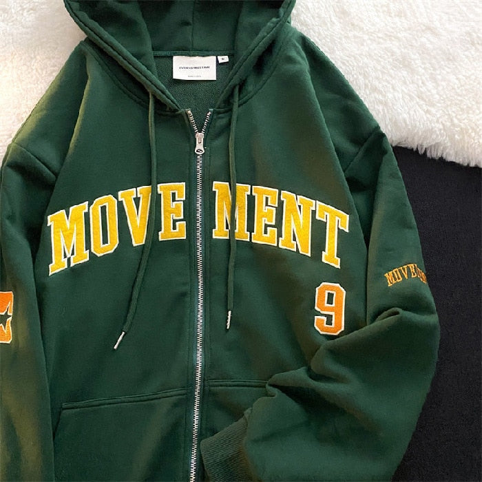 Grüner Kapuzenpullover mit gelbem "MOVEMENT"-Aufdruck, Reißverschluss, Baumwolle, sportlich.