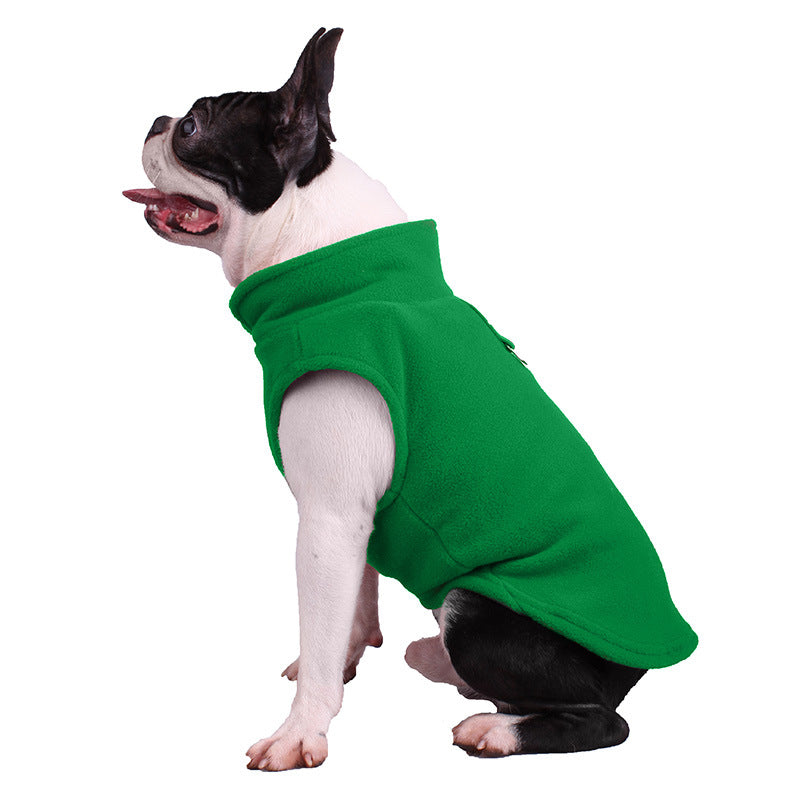 Boston Terrier in grünem Fleece-Hundemantel, seitlich, isoliert, Haustierbekleidung.