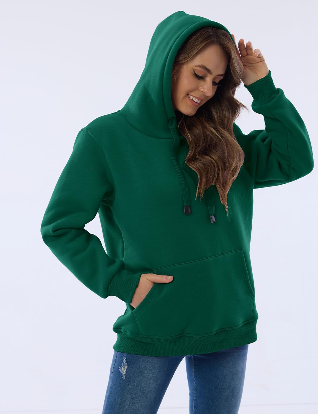Frau in grünem Kapuzenpullover, lässige Mode, gemütlicher Hoodie, Damenbekleidung.