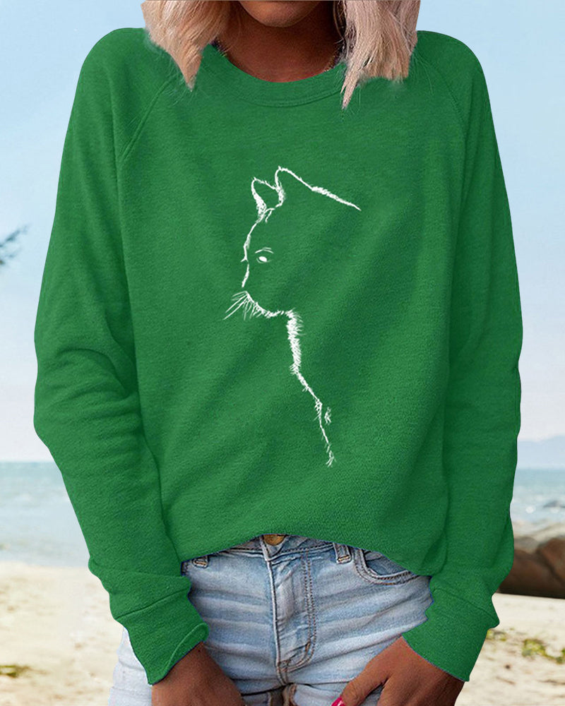 Grüner Damenpullover mit Katzenmotiv, lässig, Baumwolle, Strandhintergrund.