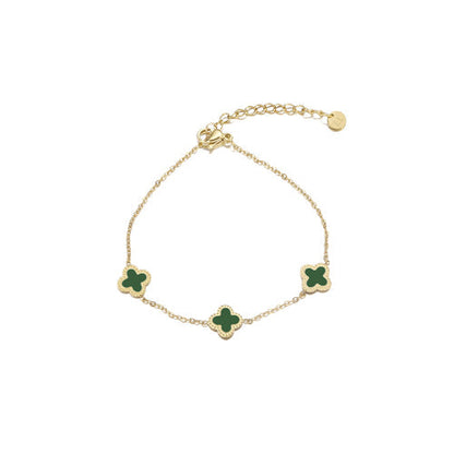 Goldenes Armband mit grünen Kleeblatt-Anhängern, verstellbare Kette, eleganter Schmuck.