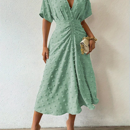 Damen Sommerkleid grün, V-Ausschnitt, geraffte Taille, elegant, knielang, Freizeitmode.