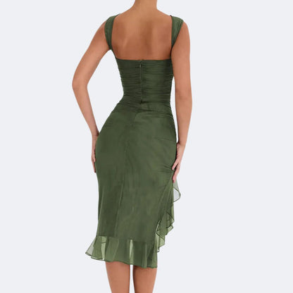 Frau in grünem, ärmellosem Midikleid aus Chiffon, Rückansicht, elegantes Abendkleid.