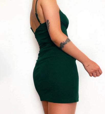 Grünes Damenkleid, ärmellos, figurbetont, aus Baumwolle, ideal für Sommermode.