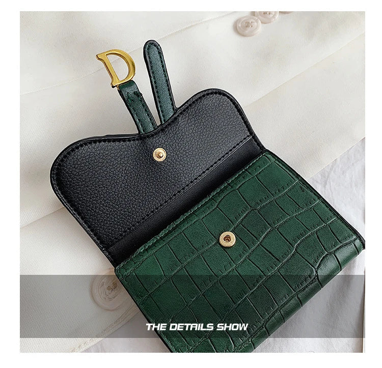 Grüne Krokodilleder-Geldbörse mit goldenen Details, Damenmode-Accessoire, elegant und stilvoll.