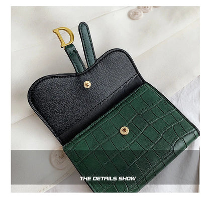Grüne Krokodilleder-Geldbörse mit goldenen Details, Damenmode-Accessoire, elegant und stilvoll.
