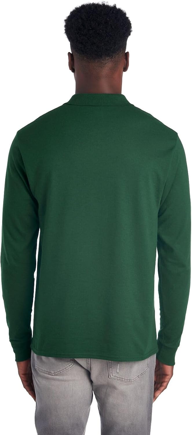 Mann in grünem Langarmshirt aus Baumwolle, Rückansicht, lässige Mode, Herrenbekleidung.