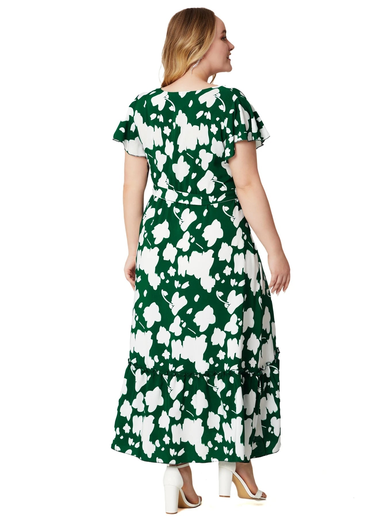 Frau im grünen Maxikleid mit weißem Blumenmuster, kurze Ärmel, Rückansicht, Sommermode.
