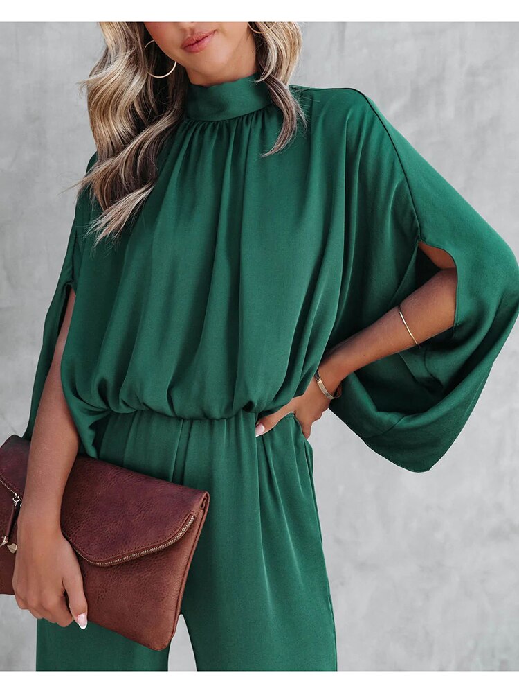 Frau in grünem Jumpsuit mit brauner Clutch, modisch, elegant, Damenmode, Abendkleidung.