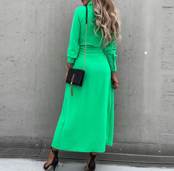 Frau in grünem Maxikleid mit schwarzer Tasche, elegantes Outfit, Mode für Damen.