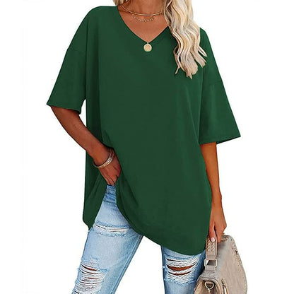 Grünes Damen-T-Shirt, V-Ausschnitt, lässig, Baumwolle, Sommermode, mit zerrissenen Jeans.