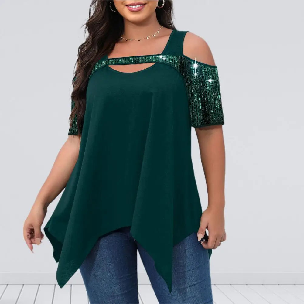 Frau in dunkelgrüner Pailletten-Bluse mit Cut-Outs und Jeans, modisch, elegant, festlich.