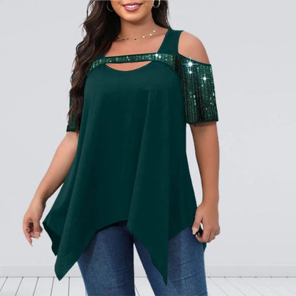 Frau in dunkelgrüner Pailletten-Bluse mit Cut-Outs und Jeans, modisch, elegant, festlich.