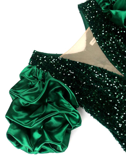 Grünes Paillettenkleid mit voluminösem Satinärmel, elegantes Abendmode-Design.