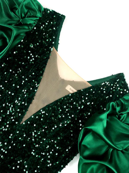 Grünes Paillettenkleid mit Puffärmeln, elegantes Abendmode-Design, festlicher Look.