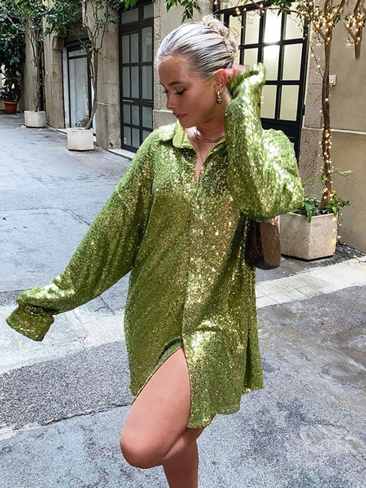 Frau in grünem Paillettenhemdkleid auf Straße, modisch, glamourös, Abendmode.