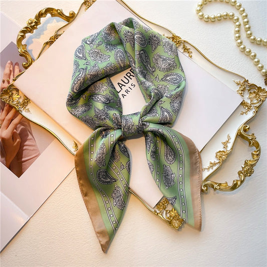 Grünes Seidentuch mit Paisley-Muster auf Tablett, elegantes Accessoire, modisch, Damen.