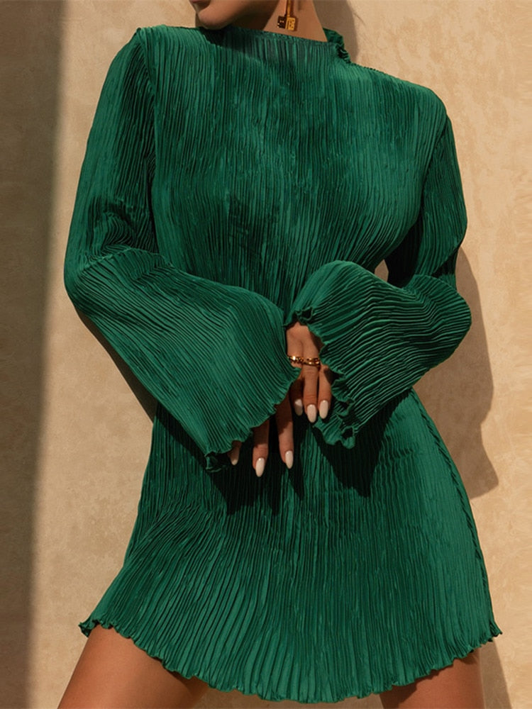 Grünes plissiertes Minikleid mit langen Ärmeln, elegantes Design, Damenmode.