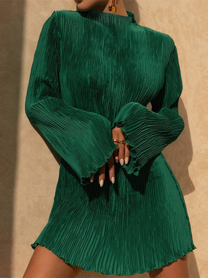 Grünes plissiertes Minikleid mit langen Ärmeln, elegantes Design, Damenmode.