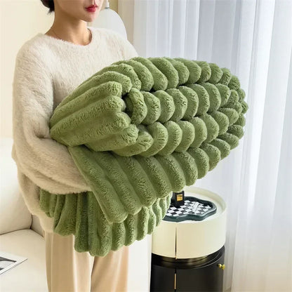 Frau hält grüne, flauschige Decke, Wohnzimmer, gemütlich, modernes Design, Heimdekoration.