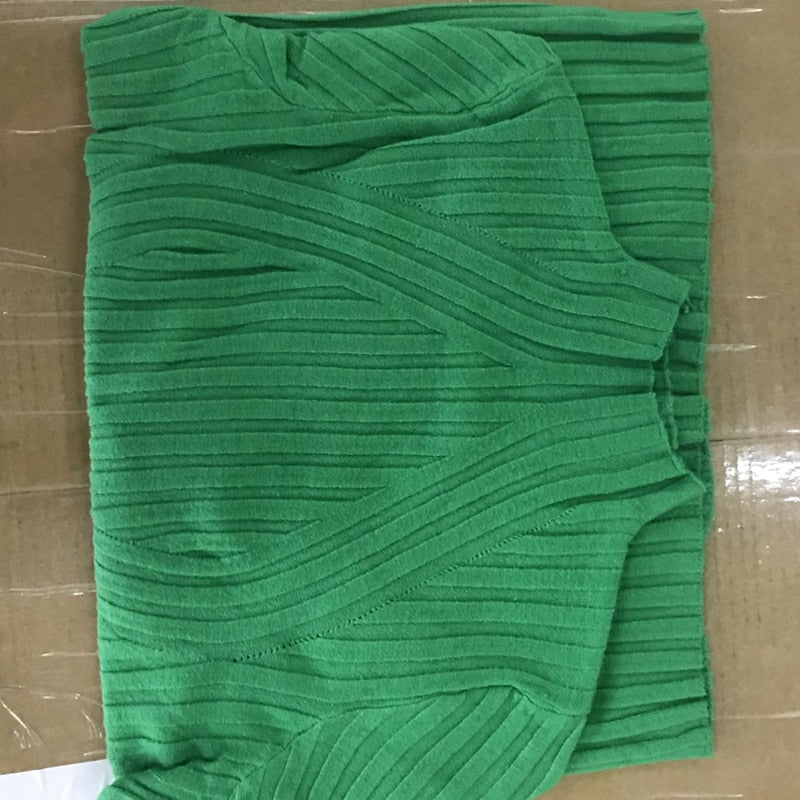 Grüner Strickpullover, geripptes Design, Damenmode, Baumwolle, Herbstbekleidung, elegant.