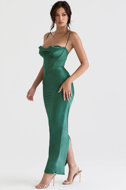 Frau in grünem Satin-Abendkleid mit Spaghettiträgern, figurbetont, elegant, modisch.
