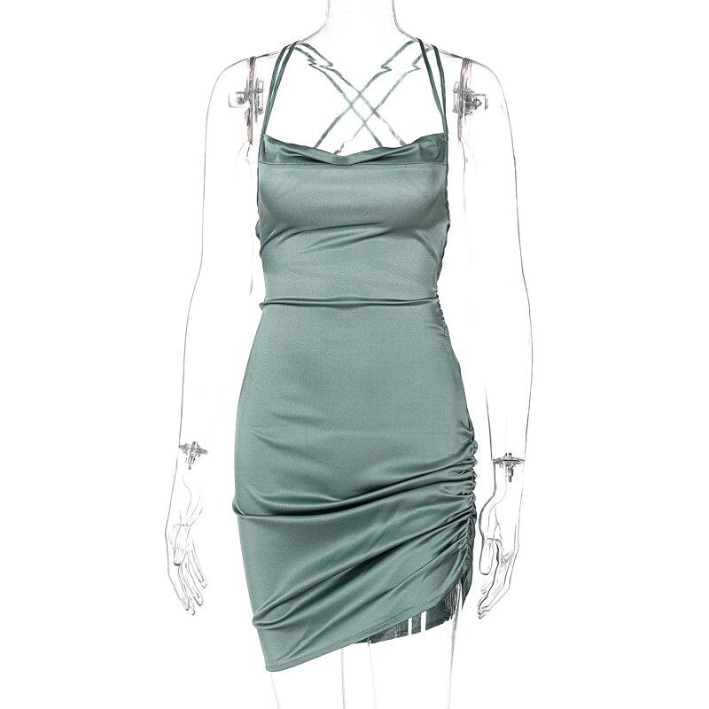 Grünes Satin-Minikleid mit Spaghettiträgern und Raffung, elegantes Abendkleid.