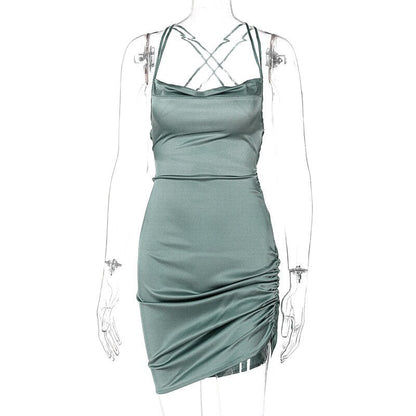 Grünes Satin-Minikleid mit Spaghettiträgern und Raffung, elegantes Abendkleid.